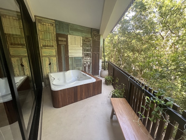 Outdoor spa tub