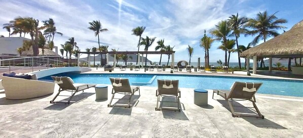 Amazing Pool, Beach, and Outdoor Lounge with Amazing View 