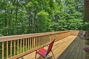 Private Deck w/ Forest Views | Step-Free Access