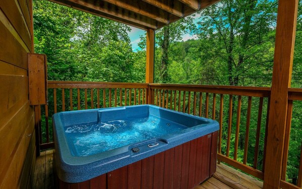 Outdoor spa tub
