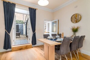 Railman's Rest, Whitby - Host & Stay