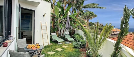 Discover a cozy and intimate house in Funchal, complete with a charming garden, perfect for a romantic retreat for two. #funchal