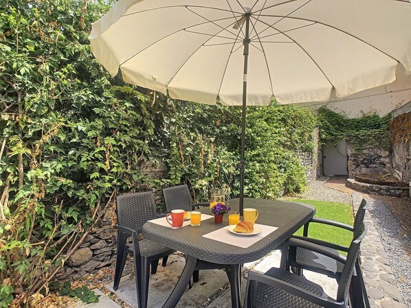 Charming patio garden, perfect for delightful outdoor dining #garden #patio #meals #umbrella