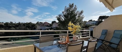 Terrasse - table pour 4, store électrique, chaises longues - exposé sud