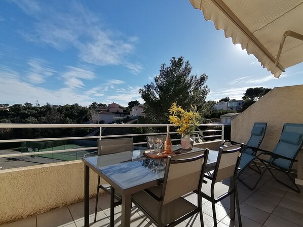 Terrasse - table pour 4, store électrique, chaises longues - exposé sud