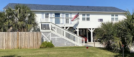 Classic Beach House waterfront 4 bed 3.5bath restaurants grocery walkable