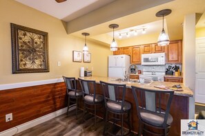 Breakfast Bar and Kitchen