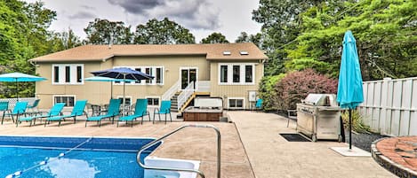 East Stroudsburg Vacation Rental | 5BR | 4BA | 6,130 Sq Ft | Steps Required