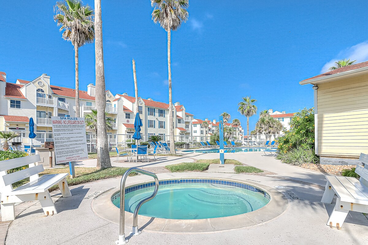 Fun Getaway Near the Beach W/ Shared Pool, Fast WiFi, Private Patio & Central AC