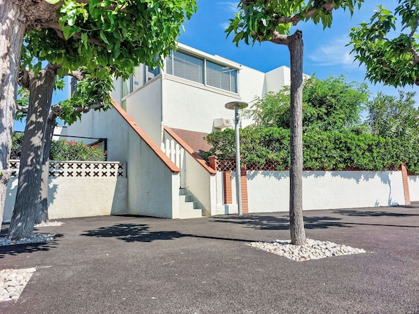 Bâtiment, Jour, Propriété, Plante, Ciel, Ombre, Feuille, Surface De La Route, Arbre, Architecture