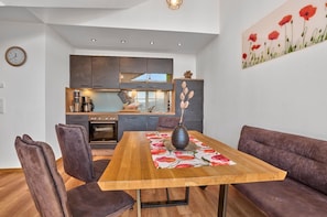 Ferienwohnung Mohnblume-Esstisch mit Küche