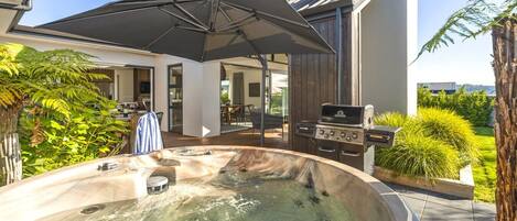 Outdoor spa tub