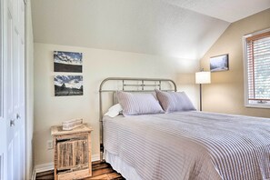 Sleeping Area | Queen Bed