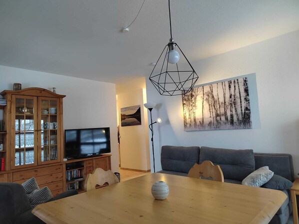 Ferienwohnung Buchenhöhe, 56 qm für 2 Personen mit Balkon und Terrasse-Wohnzimmer