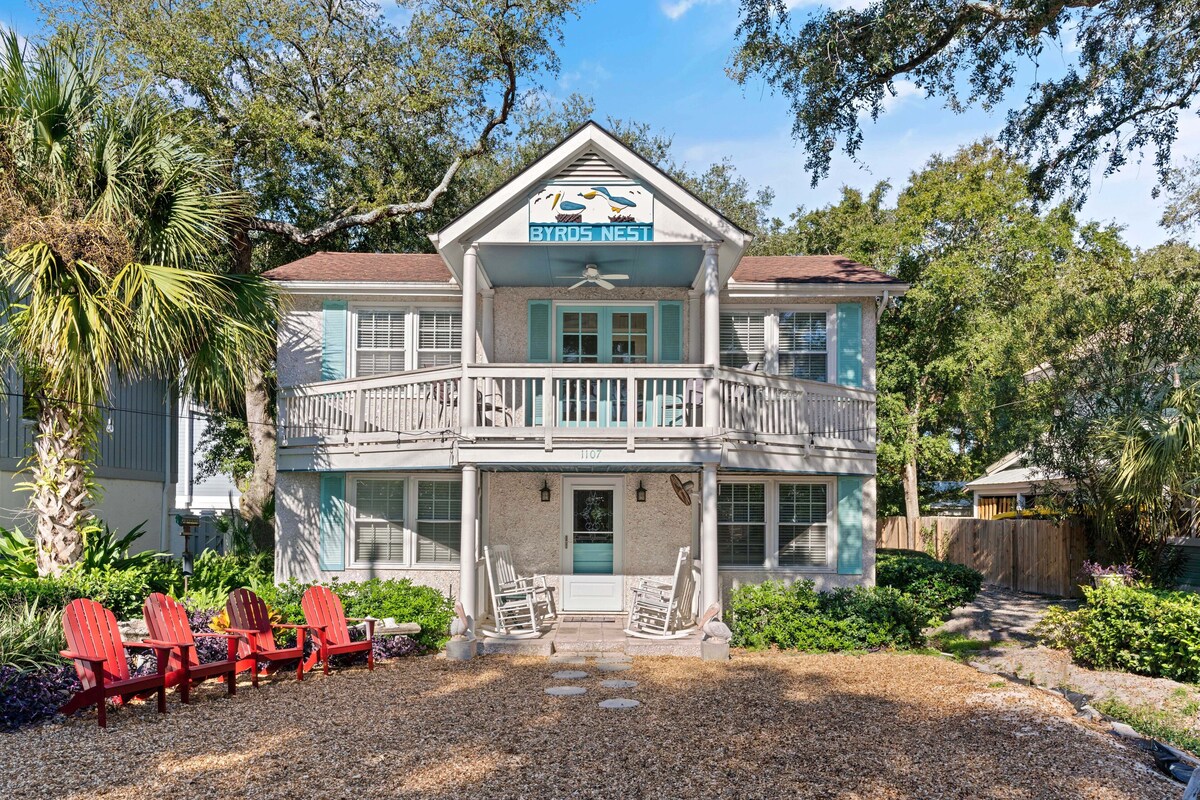 Byrd’s Nest is located across the street from the beach and sleeps 10