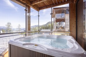 Indoor spa tub