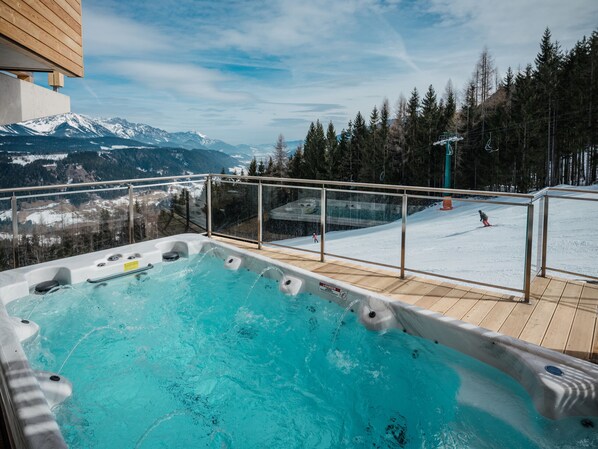 Der SwimSpa direkt an der Skipiste! 37°C warm!