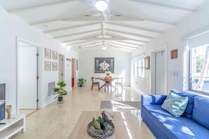 Luminous space to enjoy a cheerful stay