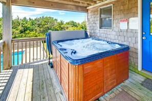 Surf-or-Sound-Realty-975-Feat-in-the-Sand-Hot-Tub
