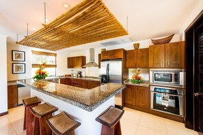 2. Villa Carao 7 - Gourmet Kitchen with Breakfast Bar