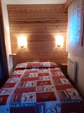 La chambre avec le lit de 140