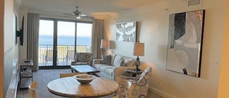 Living/Dining overlooking Crab Island and Destin Harbor
All new furniture