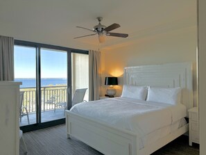 King Master with private bathroom, balcony overlooking Crab Island/Destin Harbor