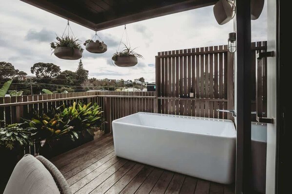Outdoor spa tub