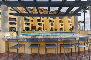 The Manta swim up bar with building E in the background.