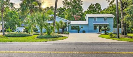 Murrells Inlet Vacation Rental | 3BR | 1.5BA | 2 Stairs Required For Entry