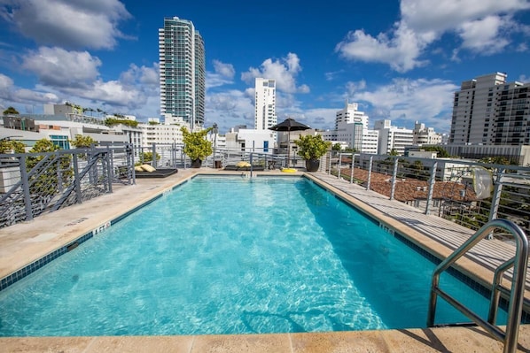 Large swimming pool, bring the kids and jump right in!