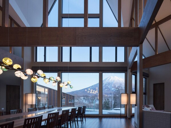 ・[Villa Type 2: Dining] Dining with an outstanding view overlooking Mt. Yotei is exceptional.