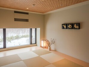 ・[Townhouse: Room] Spend a relaxing time in a bright and open Japanese-style room with a calm atmosphere.