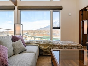 ・[Villa type 1: living room] Have a happy time with a special seat overlooking Mt. Yotei