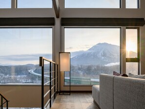 ・[Villa type 1: living room] Relax on the sofa while watching the sunset on Mt. Yotei