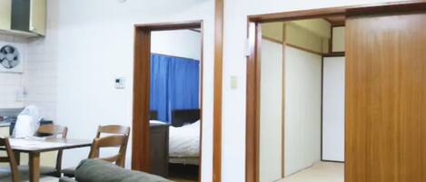 A large living and dining space, a space where you can relax in Japanese-style and Western-style rooms.