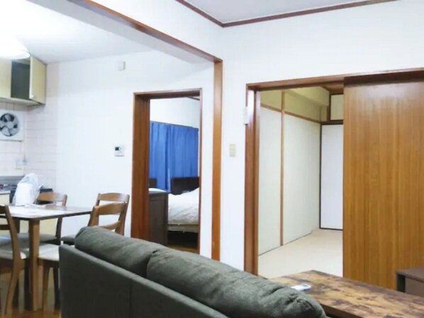 A large living and dining space, a space where you can relax in Japanese-style and Western-style rooms.