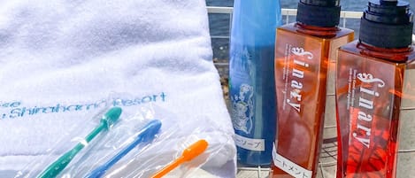 ・ Equipped with amenities such as towels, shampoo, and toothbrush