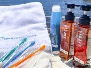 ・ Equipped with amenities such as towels, shampoo, and toothbrush