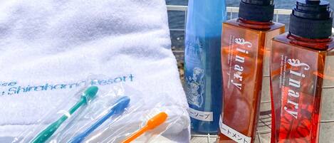 ・ Equipped with amenities such as towels, shampoo, and toothbrush
