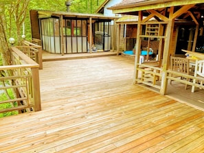 You can enjoy BBQ etc. on the vast wooden deck which is the biggest selling point of the facility