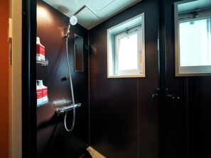 Deluxe: Shower room