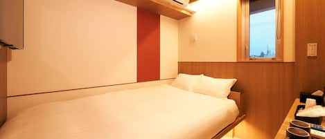 [Double room] Bed is semi-double size