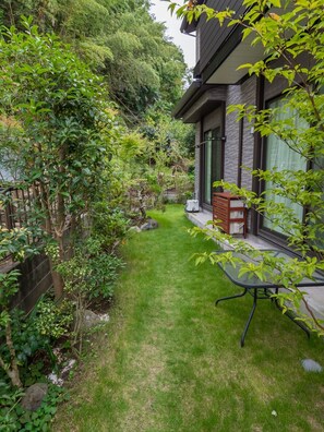 You can enjoy our Japanese garden. It's not big, but you can relax in the garden.