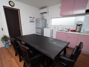Shared dining room / hangout (microwave oven, washing machine, hot water, refrigerator) Common Living / Dining Room w / Fridge, Microwave, Hot-Water, Washing Machine.