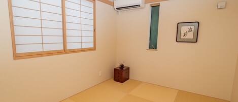 There are 2 Japanese-style rooms. We have 2 Japanese rooms.