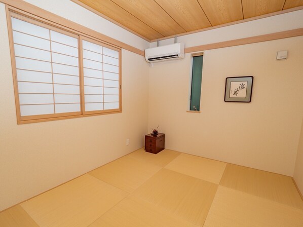 There are 2 Japanese-style rooms. We have 2 Japanese rooms.