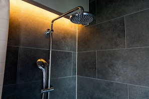 6F Retreat --Shower room (rain shower)