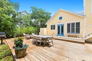 Expansive deck with outdoor dining