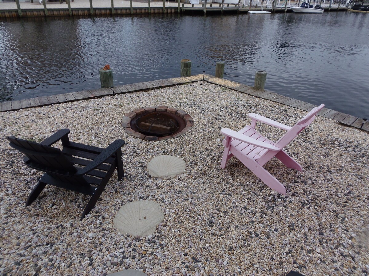 Boater’s Paradise, Boat Slip Included, 10 min from Beach!